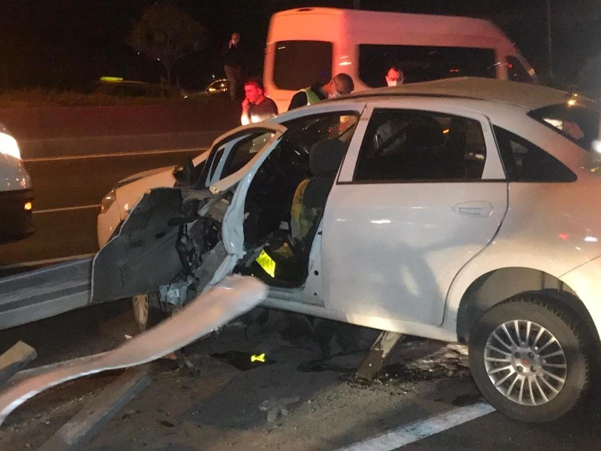 Bayrampaşa&rsquo;da kontrolden &ccedil;ıkan ara&ccedil; bariyerlere ok gibi saplandı: 2 yaralı