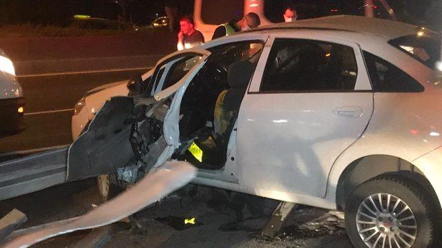 Bayrampaşa’da kontrolden çıkan araç bariyerlere ok gibi saplandı: 2 yaralı