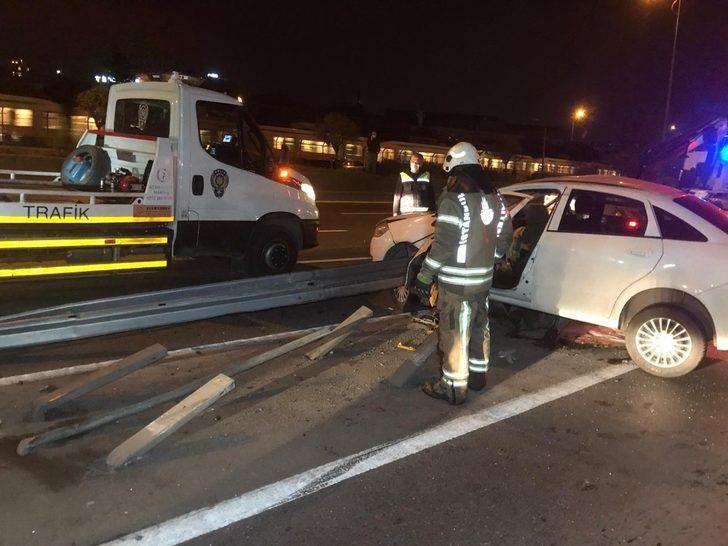 Bayrampaşa’da kontrolden çıkan araç bariyerlere ok gibi saplandı: 2 yaralı G2