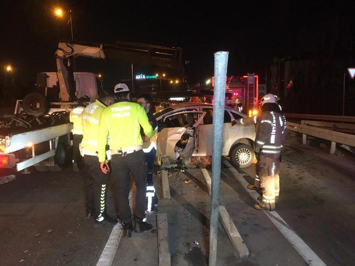 Bayrampaşa’da kontrolden çıkan araç bariyerlere ok gibi saplandı: 2 yaralı G3