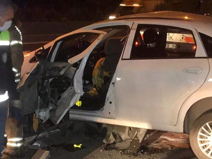 Bayrampaşa’da kontrolden çıkan araç bariyerlere ok gibi saplandı: 2 yaralı G4