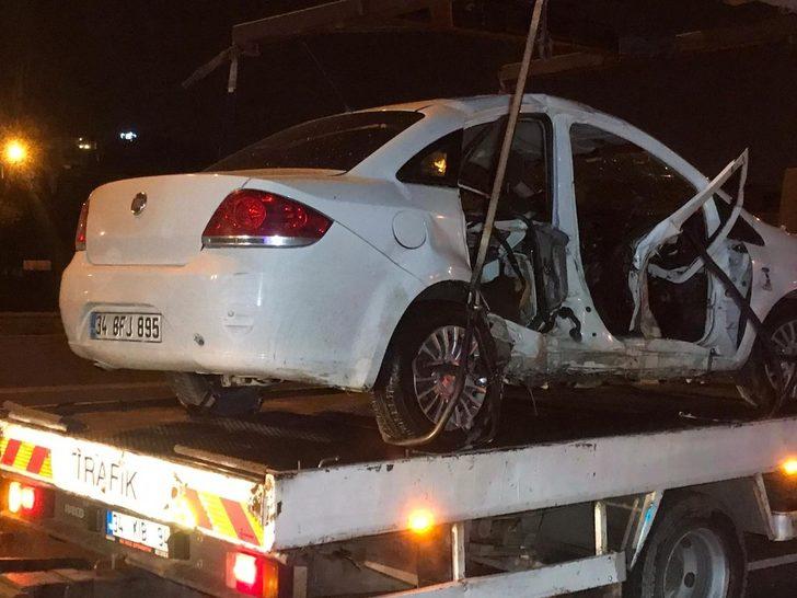 Bayrampaşa’da kontrolden çıkan araç bariyerlere ok gibi saplandı: 2 yaralı G5