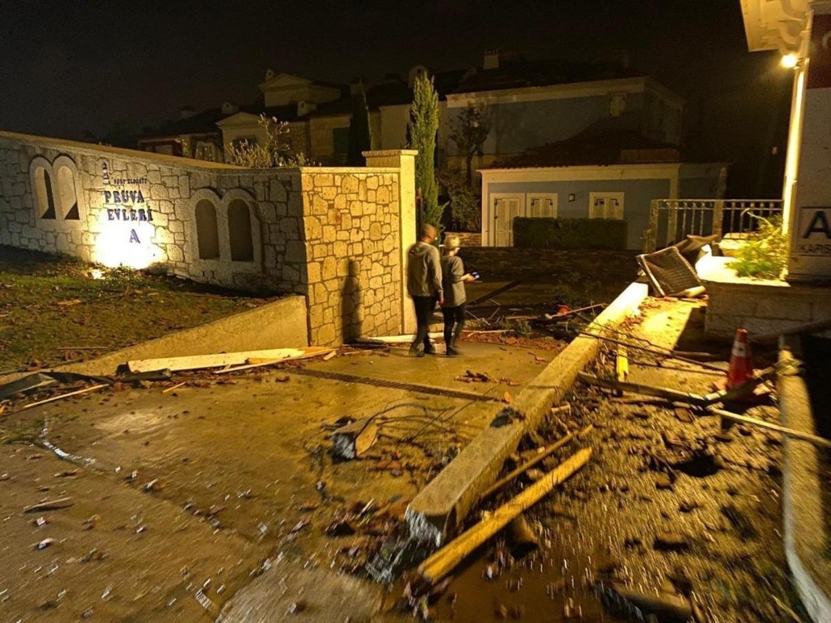 Turizm kenti &Ccedil;eşme&rsquo;de hortum felaketi