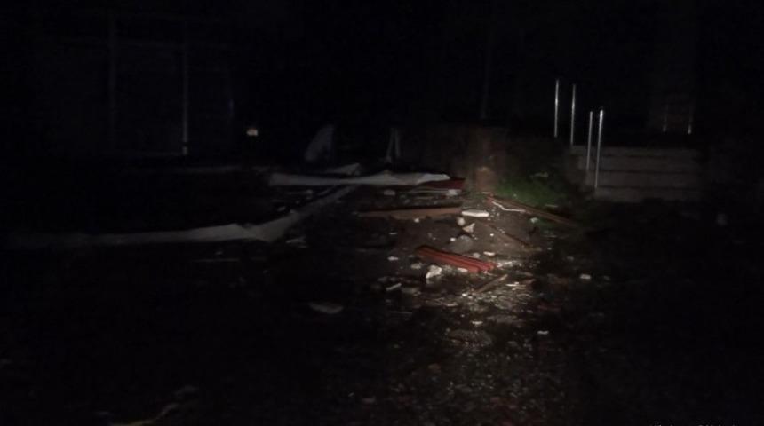 Balıkesir Ayvalık'ı hortum ve dolu vurdu! &Ccedil;atılar u&ccedil;tu