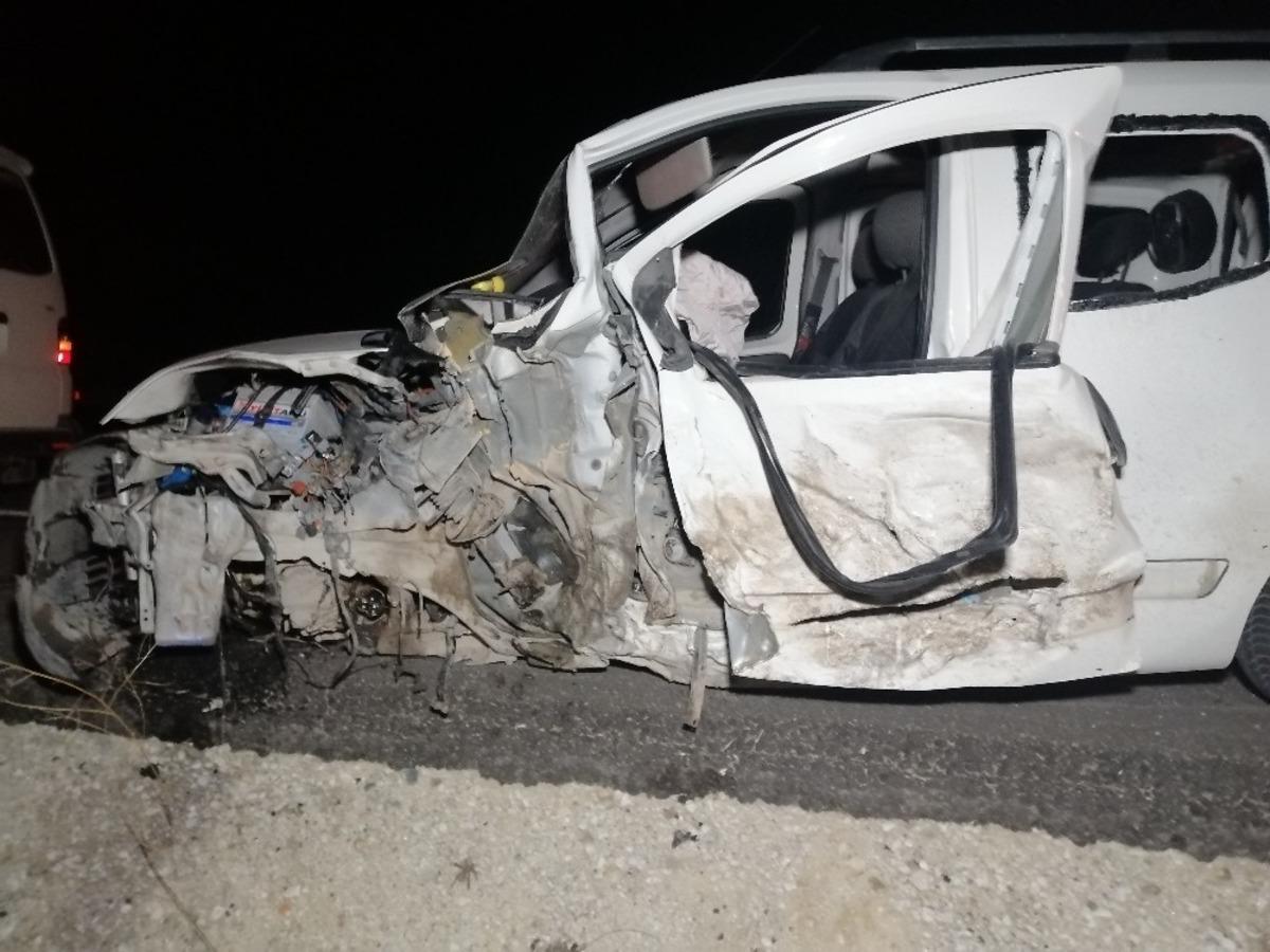 Kafaya kafaya &ccedil;arpışıp metrelerce savrulan ara&ccedil;lar hurdaya d&ouml;nd&uuml;: 5 yaralı