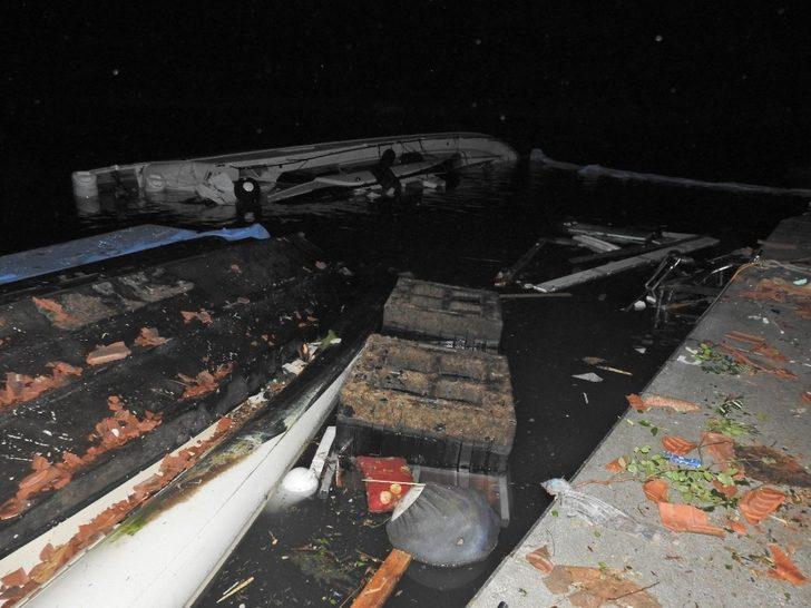 İzmir’de hortum faciası: Evlerin çatıları uçtu, arabalar ters döndü, tekneler alabora oldu G3