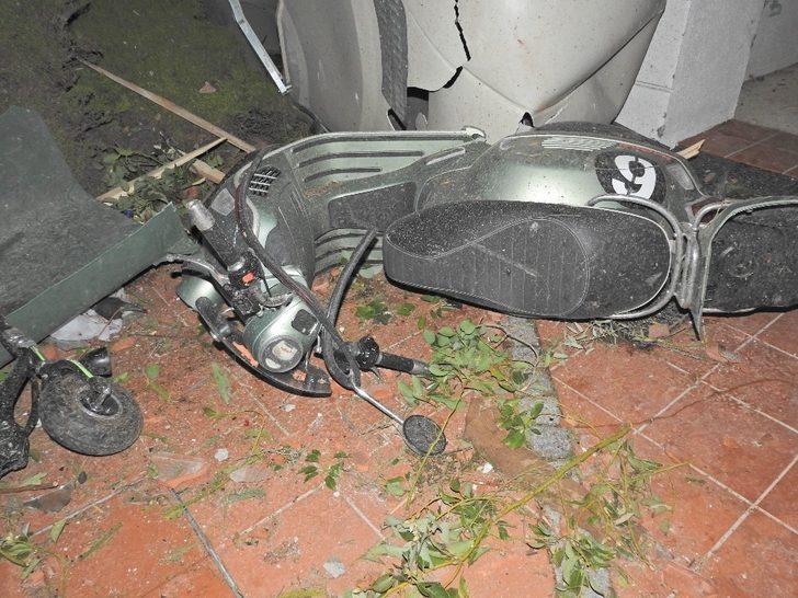 İzmir’de hortum faciası: Evlerin çatıları uçtu, arabalar ters döndü, tekneler alabora oldu G5