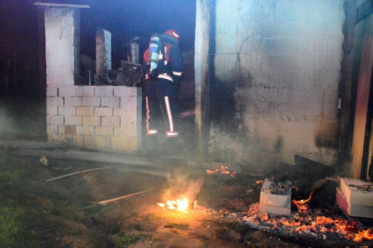 Yangın iki katlı evi kullanılamaz hale getirdi