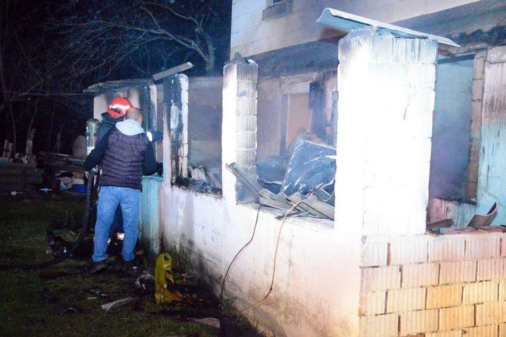 Yangın iki katlı evi kullanılamaz hale getirdi G3