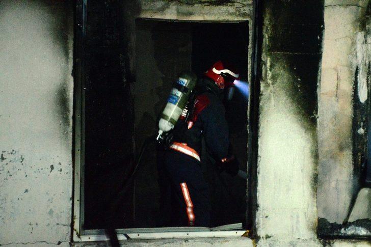 Yangın iki katlı evi kullanılamaz hale getirdi G4