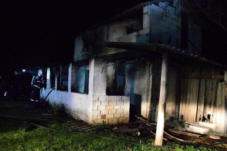 Yangın iki katlı evi kullanılamaz hale getirdi G5