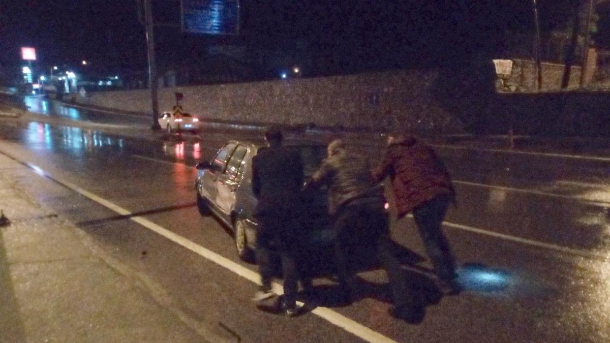 İstanbul -&Ccedil;anakkale yolu şiddetli sağanak nedeniyle g&ouml;le d&ouml;nd&uuml;, mahsur kalan otomobili polisler iterek kurtardı