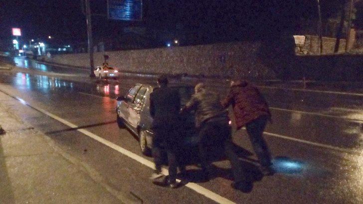 İstanbul -Çanakkale yolu şiddetli sağanak nedeniyle göle döndü, mahsur kalan otomobili polisler iterek kurtardı G1