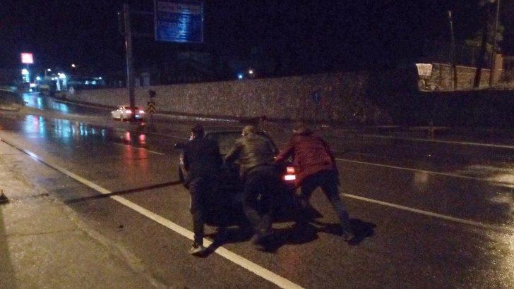 İstanbul -Çanakkale yolu şiddetli sağanak nedeniyle göle döndü, mahsur kalan otomobili polisler iterek kurtardı G2