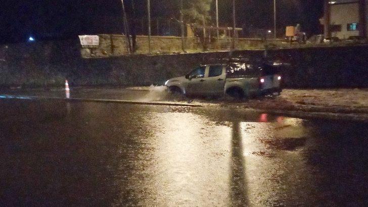 İstanbul -Çanakkale yolu şiddetli sağanak nedeniyle göle döndü, mahsur kalan otomobili polisler iterek kurtardı G3