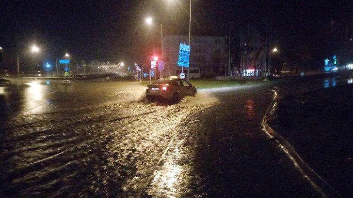 İstanbul -Çanakkale yolu şiddetli sağanak nedeniyle göle döndü, mahsur kalan otomobili polisler iterek kurtardı G4