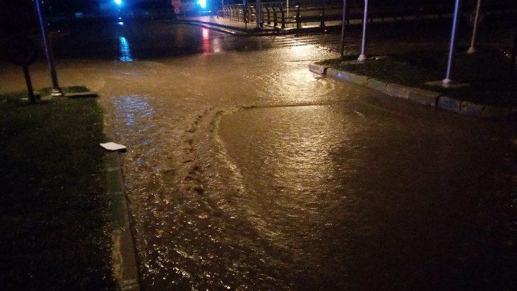 İstanbul -Çanakkale yolu şiddetli sağanak nedeniyle göle döndü, mahsur kalan otomobili polisler iterek kurtardı G5