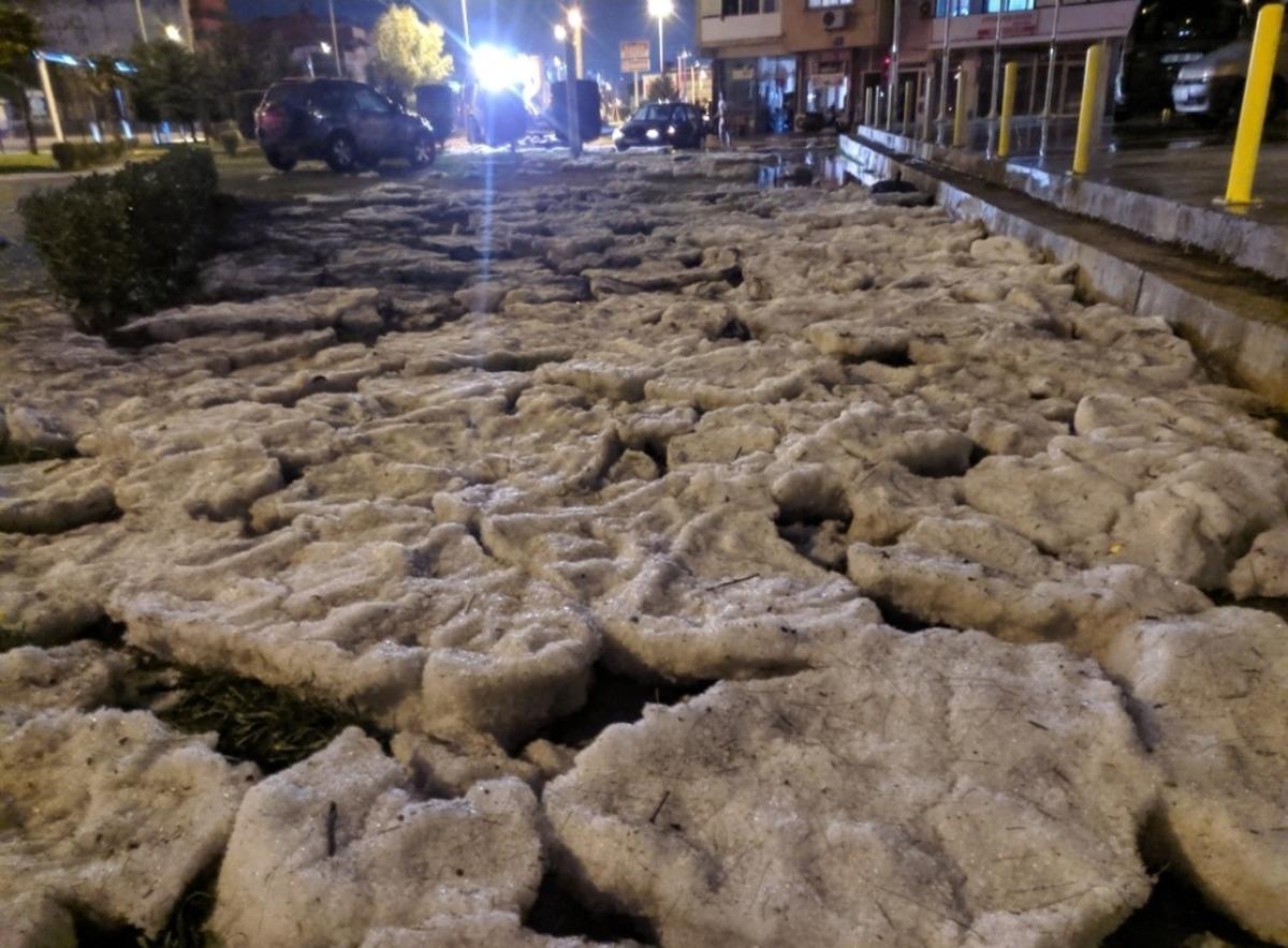 İzmir&rsquo;de dolu birikintileri kar yağışını andırdı