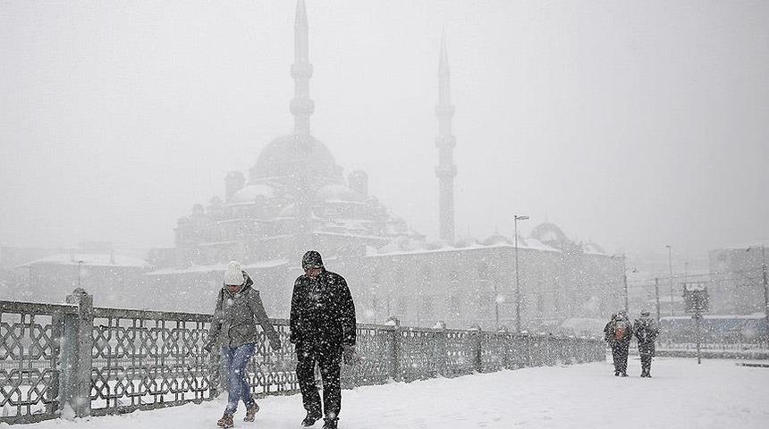 Kar yağışı altındaki İstanbul için yeni uyarı! Vali saat verdi
