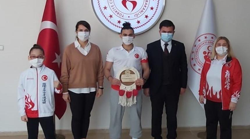 Şampiyondan il m&uuml;d&uuml;r&uuml; Yazıcıya ziyaret