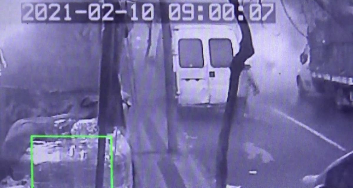 Sultangazi&rsquo;de park halindeki minib&uuml;s alev alev yandı