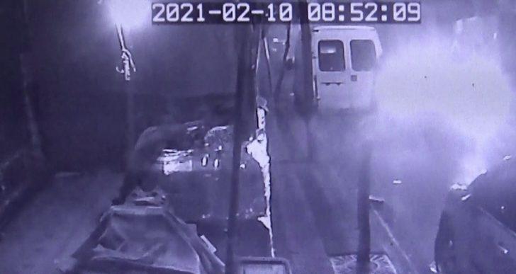 Sultangazi’de park halindeki minibüs alev alev yandı G2