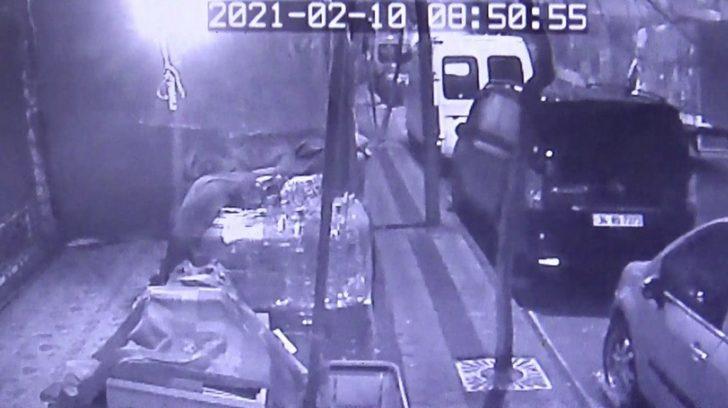 Sultangazi’de park halindeki minibüs alev alev yandı G3