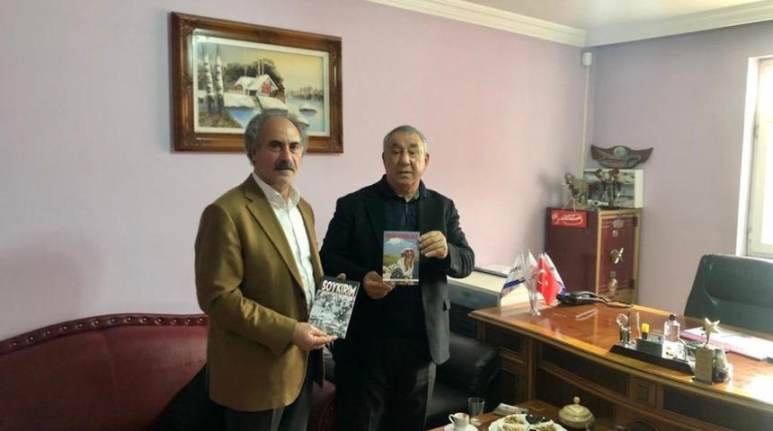 Serdar &Uuml;nsal, &ldquo;Soykırım&rdquo; ve &ldquo;Y&uuml;reğim İrevan&rsquo;da Kaldı&rdquo; romanını iş insanı Tacettin Şimşek&rsquo;e hediye etti