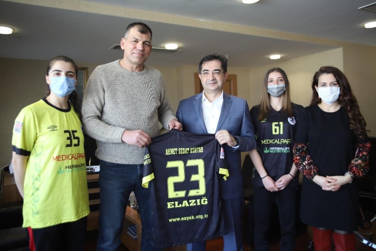 Medical Park Elazığ Hastanesi Genel M&uuml;d&uuml;r&uuml; Kurtar: &ldquo;Hentbol takımımızı her zaman desteklemeye devam edeceğiz&rdquo;