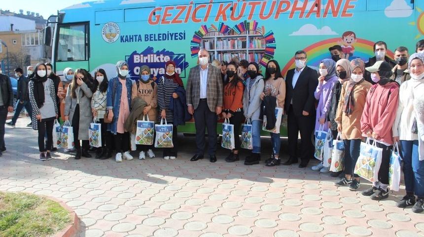 Kahta&rsquo;da 350 &ouml;ğrenciye 2 bin kitap desteği