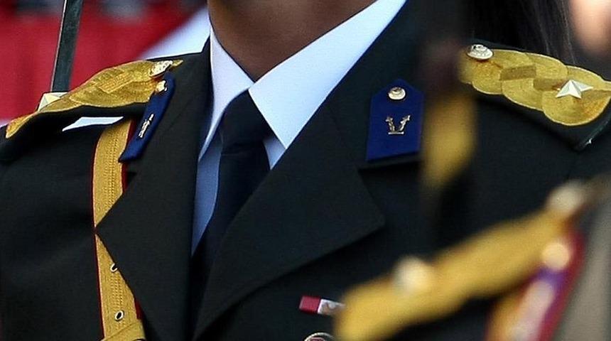 Rütbesini FETÖ elebaşının taktığı o generalin apoletleri söküldü