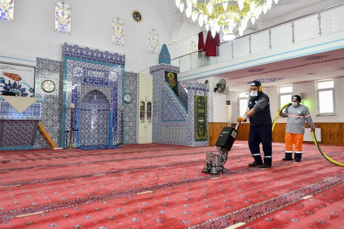 Esenyurt Belediyesi ibadethaneleri temizleyerek dezenfekte ediyor