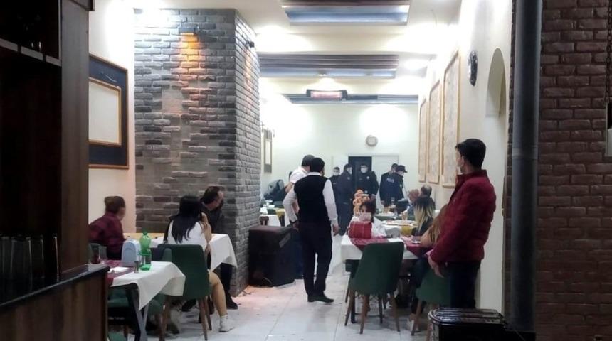 Konya’da kısıtlamada eğlence mekanlarındaki 22 kişiye işlem