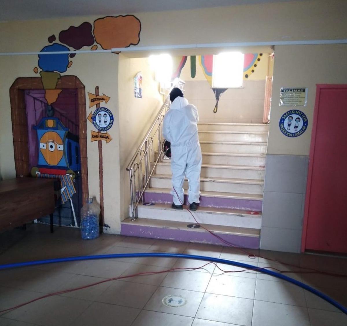Tuşba Belediyesi okulları dezenfekte ediyor