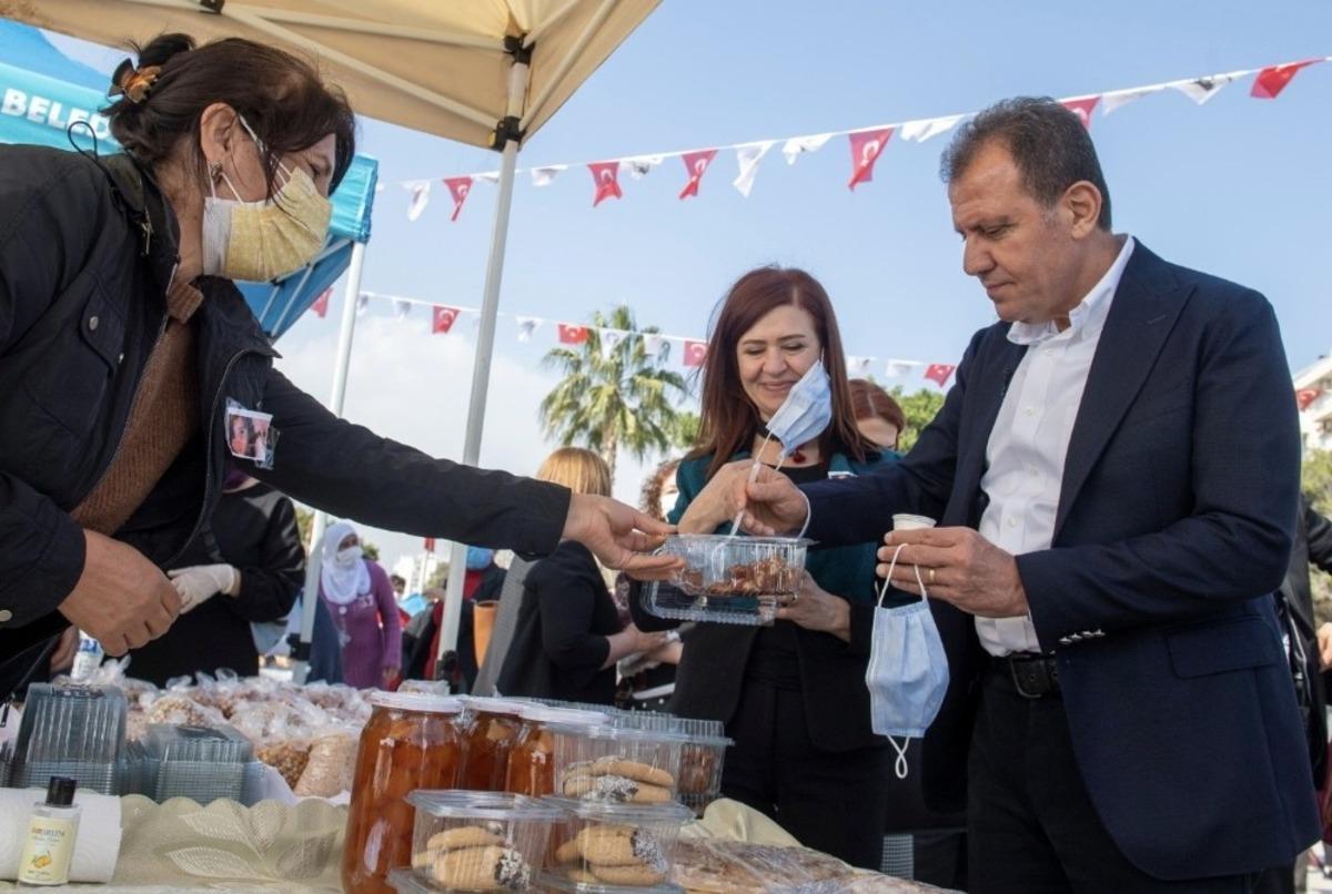 &Uuml;retici kadınlar, &Ouml;zgecan Aslan Barış Meydanında stant a&ccedil;tı