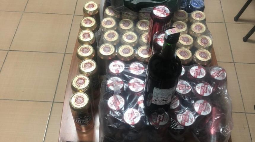 Otomobilden içki satışı yapan 3 kişi kovalamaca sonucu yakalandı