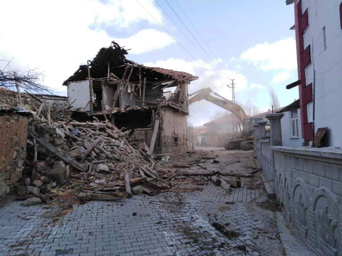 Metruk binalar yıkılıyor