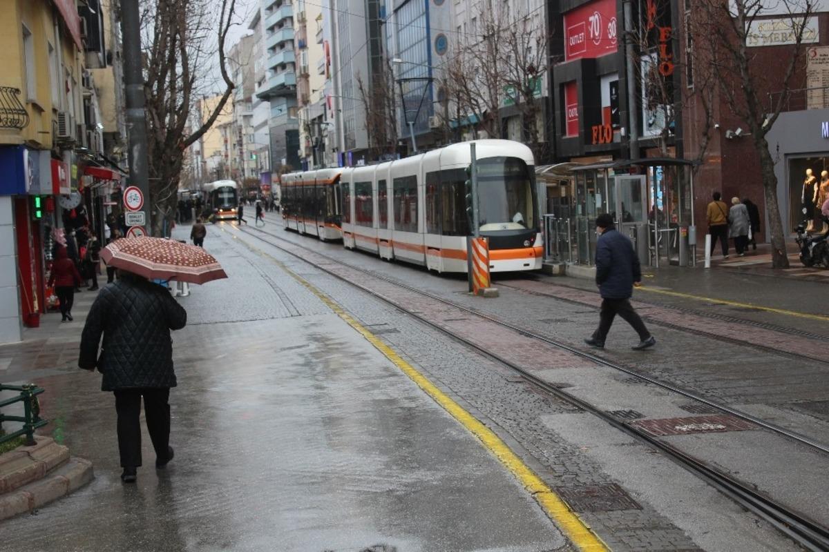 Eskişehir&rsquo;de hava sıcaklığı 14 derece birden d&uuml;şt&uuml;