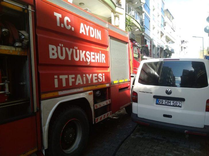 Park halindeki araçtan dumanlar yükseldi G2