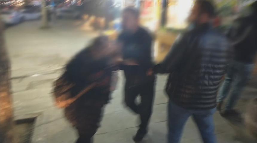 Sultangazi'de fuhuş iddiası ortalığı karıştırdı! Sokakta birbirlerine girdiler