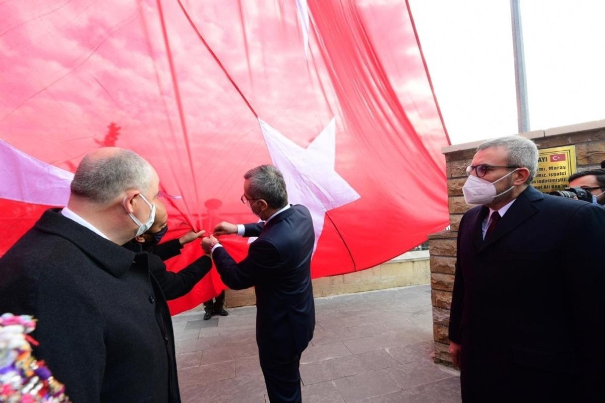 İstiklal Madalyası T&uuml;rk bayrağına takıldı