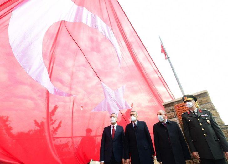 İstiklal Madalyası Türk bayrağına takıldı G2