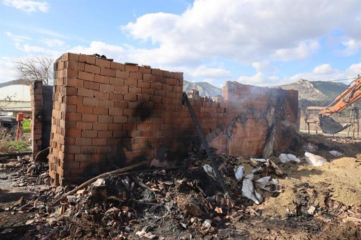 &Ccedil;ıkan ahır yangınında 56 hayvanı telef olan &ccedil;ift&ccedil;inin yaraları sarılacak