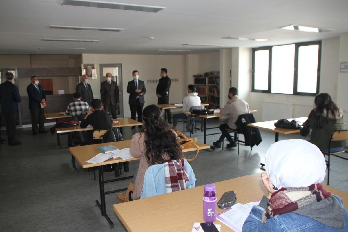 Kaymakam Demirer&rsquo;in k&uuml;t&uuml;phane ziyareti