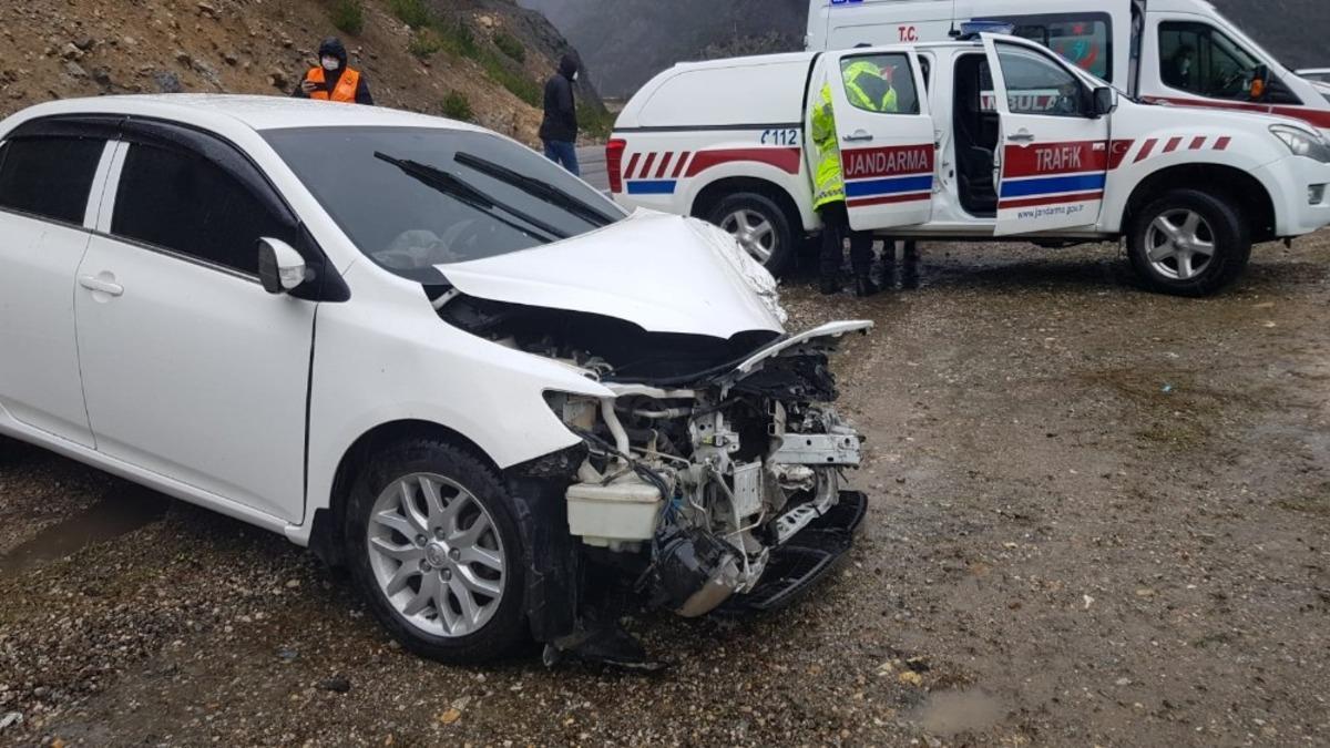 Karab&uuml;k&rsquo;te otomobil beton mikserine &ccedil;arptı: 1 yaralı