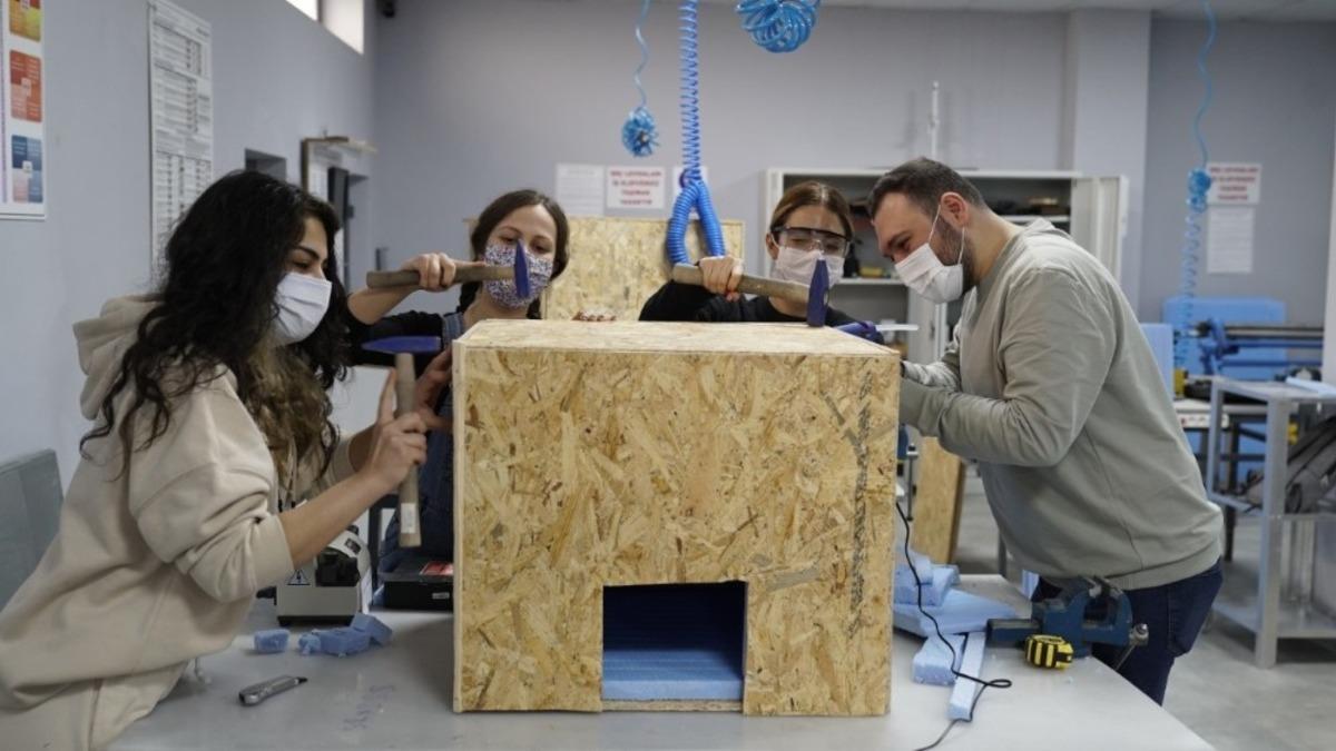 Kapadokya &Uuml;niversitesi Pati Topluluğu sokak hayvanlarına kul&uuml;be yapıyor