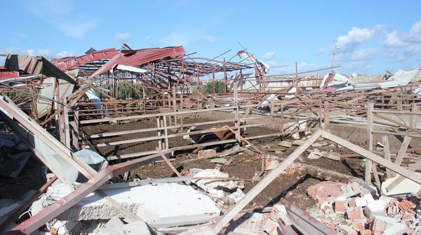 Hortum İzmir'de bir çiftliği yerle bir etti