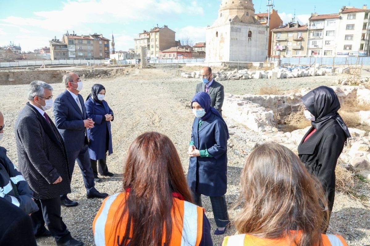 Leyla Şahin Usta: &ldquo;G&ouml;nl&uuml;m&uuml;z de desteğimiz de Meram&rsquo;la&rdquo;