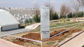 Şanlıurfa’ya bir monolit daha: Bu kez belediye parka dikti