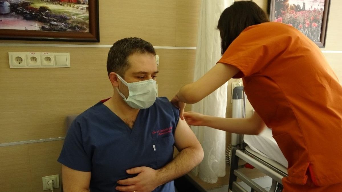 Muş&rsquo;ta sağlık &ccedil;alışanlarına ikinci doz korona vir&uuml;s aşısı uygulanıyor